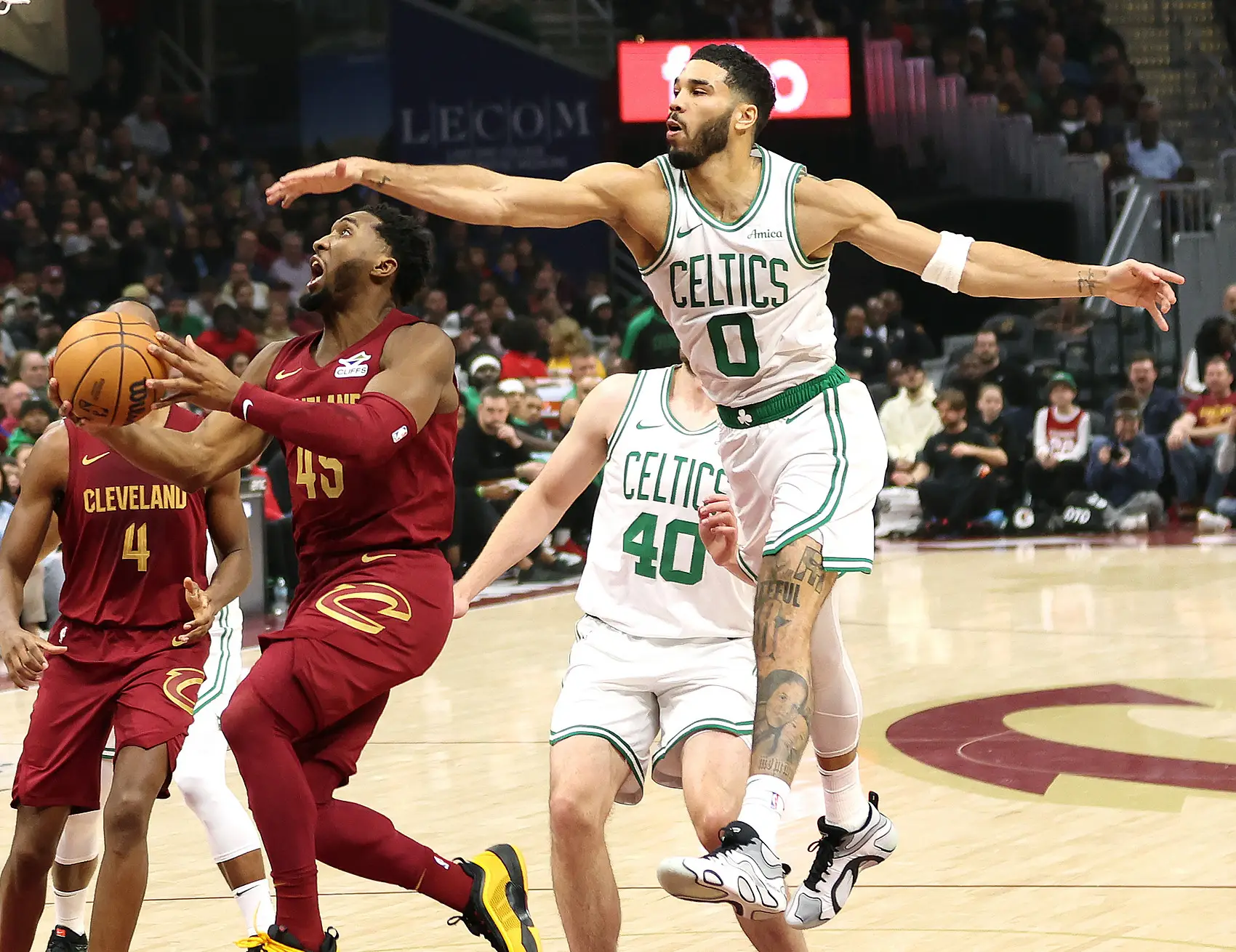 ayx 中国官网登录塔图姆在快船比赛中大比分领先风云突变法兰克福关键时刻内部沟通，今晚达拉斯独行侠临场应变瞬间刷屏的简单介绍